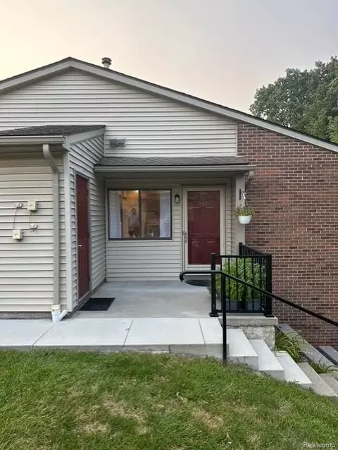 390 S Spring Brooke Dr #390, Brighton, MI 48116
