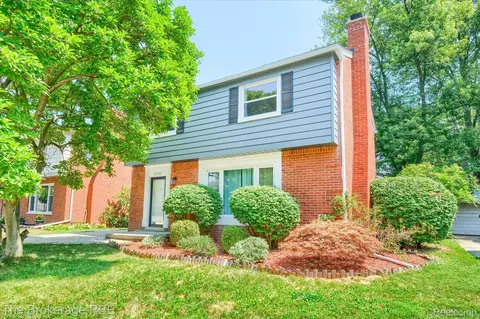 20728 Christine Ct, Grosse Pointe Woods, MI 48236