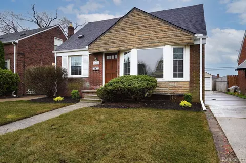 15400 Sprenger Ave, Eastpointe, MI 48021
