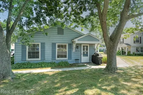 2652 Wildwood Ct, Lake Orion, MI 48360