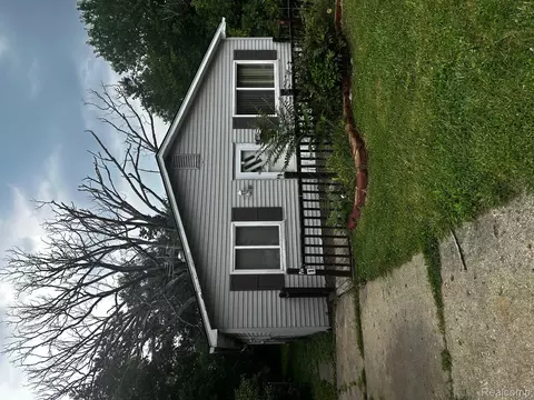 61 E New York Ave, Pontiac, MI 48340