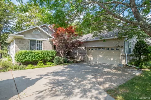 274 Hyatt Ln, Linden, MI 48451