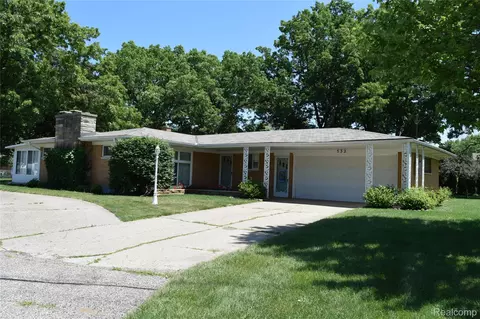 532 James Connis Dr, Flushing, MI 48433