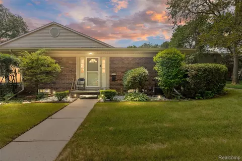 22333 Kinyon St, Taylor, MI 48180