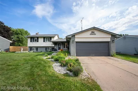 1329 Rollins St, Grand Blanc, MI 48439