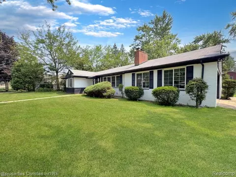 18051 Locherbie Ave, Beverly Hills, MI 48025