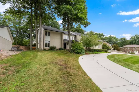5322 Pond Bluff Dr, West Bloomfield, MI 48323