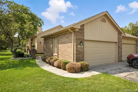 39805 Albright Dr, Clinton Township, MI 48038