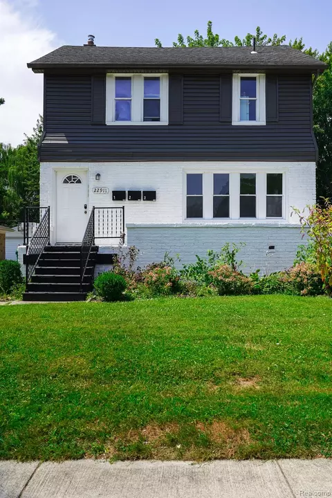 22911 Hayes Ave, Eastpointe, MI 48021