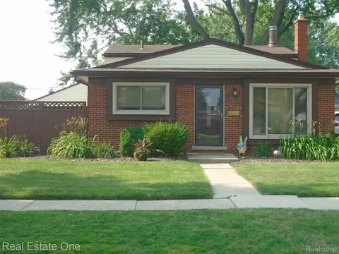 16360 Charleston St, Roseville, MI 48066