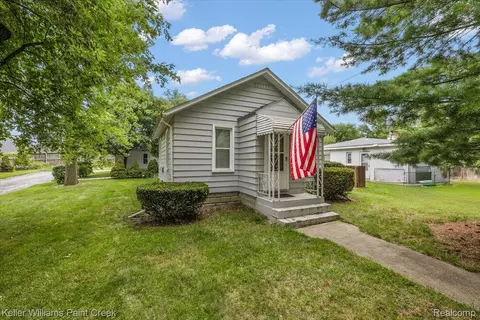 1124 Holbrook Ave, Waterford, MI 48328