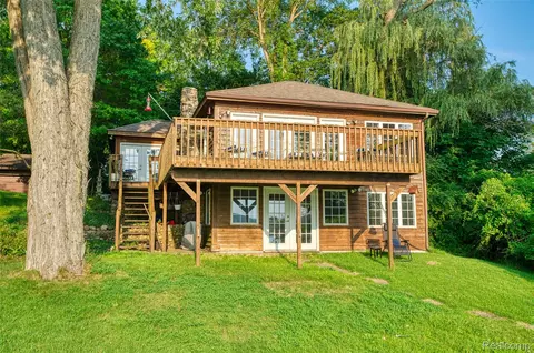 6304 Appleton Dr, Hamburg, MI 48116