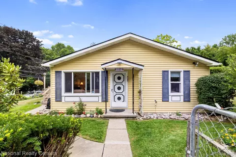 8990 Woodlawn Ave, Independence, MI 48348