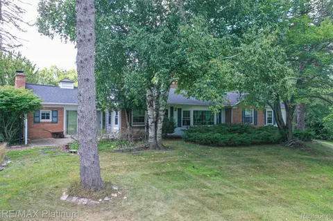 205 Jayne Rd, Fenton, MI 48430