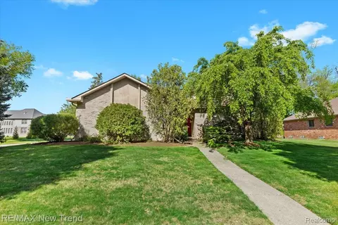3875 Wayfarer Dr, Troy, MI 48083