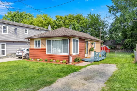 4900 Lakeview Ave, West Bloomfield, MI 48324
