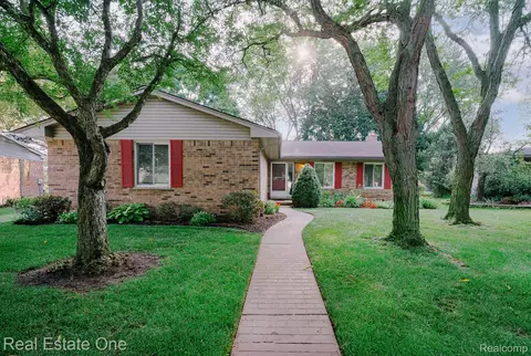 5552 Larkins Dr, Troy, MI 48085