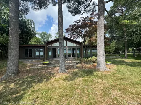 1054 Lake Angelus Shrs, Lake Angelus, MI 48326
