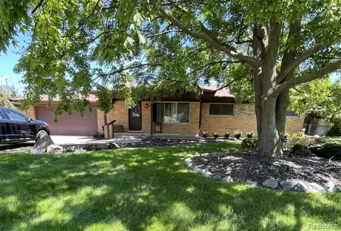 53162 Briar Dr, Shelby Township, MI 48316