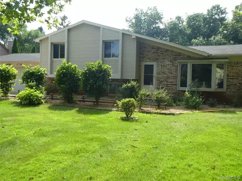 2900 Warner Dr, West Bloomfield, MI 48324