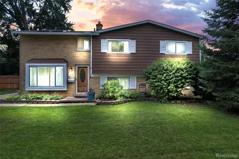 29525 Curtis Rd, Livonia, MI 48152