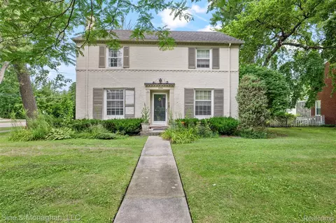 1894 Broadstone Rd, Grosse Pointe Woods, MI 48236