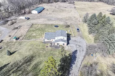 5498 W Lowe Rd, Howell, MI 48836