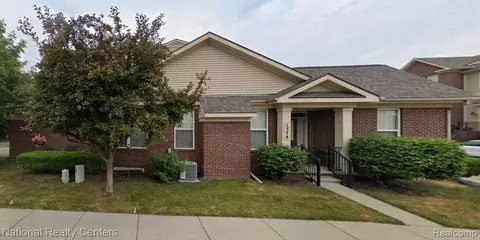 1374 Hillcrest Dr, Waterford, MI 48327