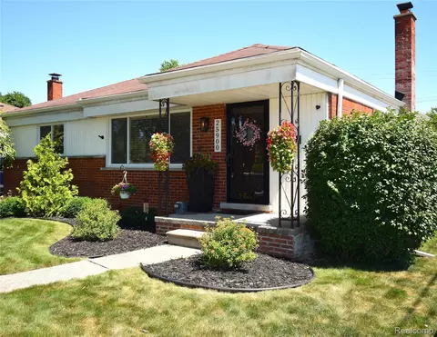 25900 Cubberness St, Saint Clair Shores, MI 48081