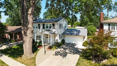 1781 Hawthorne St, Trenton, MI 48183
