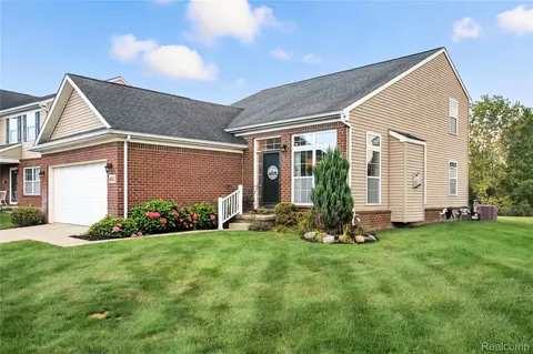 26535 Elk Run E, Lyon, MI 48165