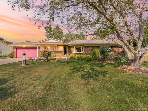 2658 Freeman Dr, Lake Orion, MI 48360