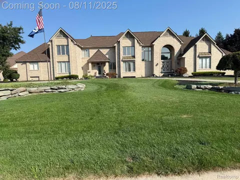 49401 Pine Ridge Dr, Plymouth, MI 48170
