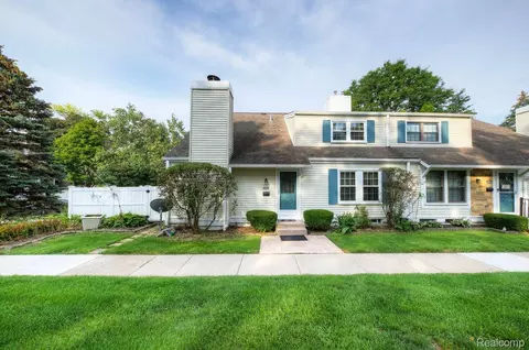 20832 E Glen Haven Cir, Northville, MI 48167