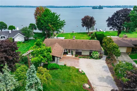 27607 Elba Dr, Grosse Ile, MI 48138