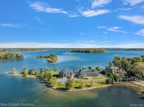 3251 W Shore Dr, Orchard Lake Village, MI 48324