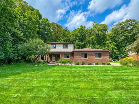 22795 Vacri Ln, Farmington, MI 48335