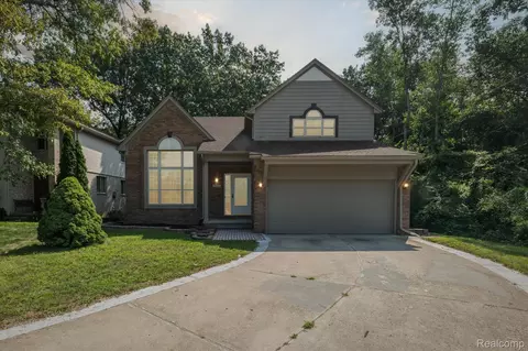 8802 Parkside Dr, Livonia, MI 48150