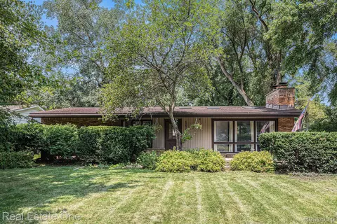60610 Sue St, Lyon, MI 48178