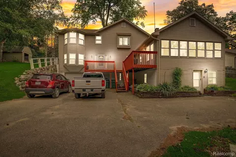 8954 Woodlawn Ave, Independence, MI 48348