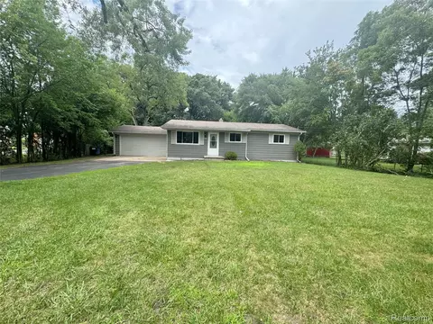 4880 Forest Ave, Waterford, MI 48328