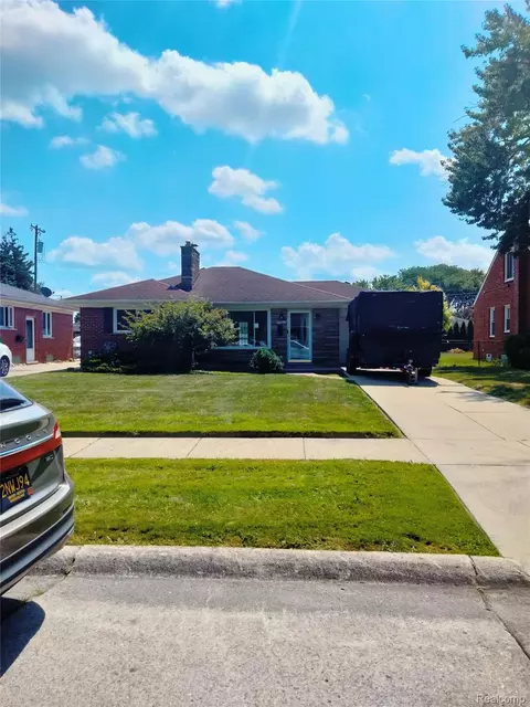 17344 Sprenger Ave, Eastpointe, MI 48021
