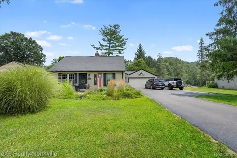 16706 N Stanmoor Dr, Livonia, MI 48154