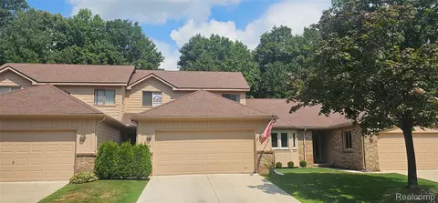 30816 Misty Pines Dr, Farmington, MI 48336