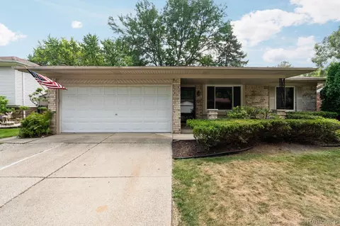2256 Niagara Dr, Troy, MI 48083