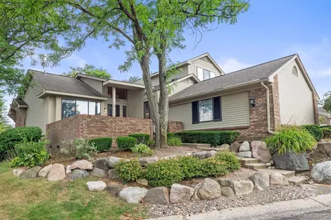 7208 Creeks Bend Dr, West Bloomfield, MI 48322