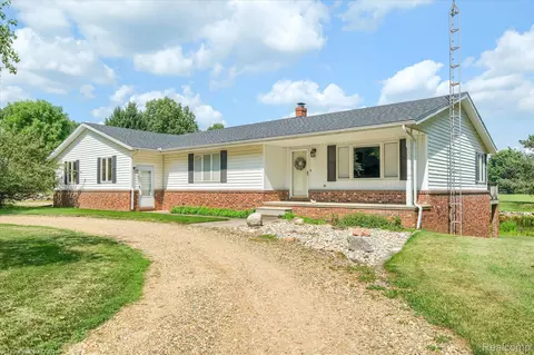 1375 Fernwood Dr, Lapeer, MI 48446