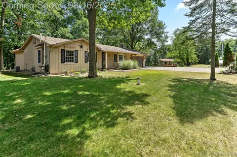 400 Shaw Ct, Milford, MI 48380