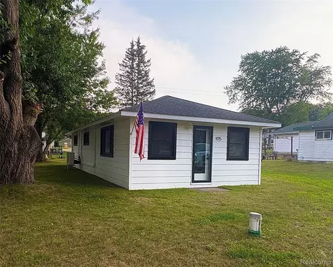 105 Grandview Ave, Gerrish, MI 48653