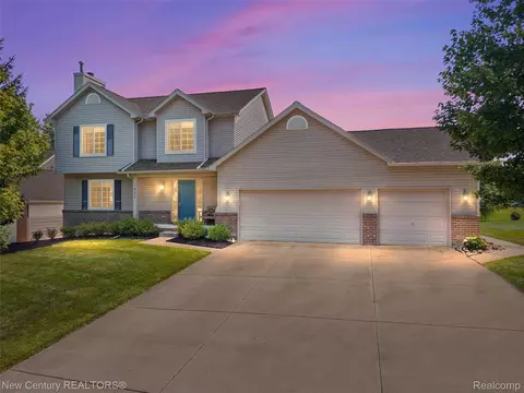 1480 Scotland Yard Dr, Walled Lake, MI 48390